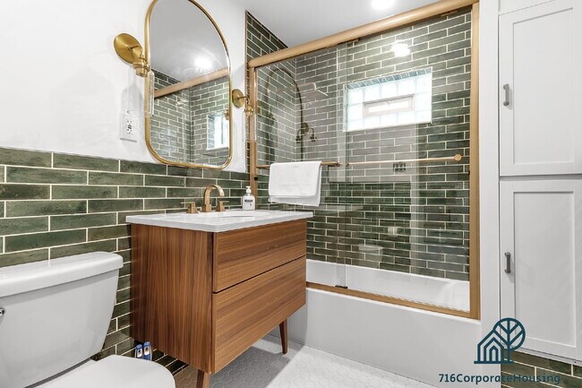 Building Photo - Furnished 3-Bedroom Lower Apartment on Bird Ave