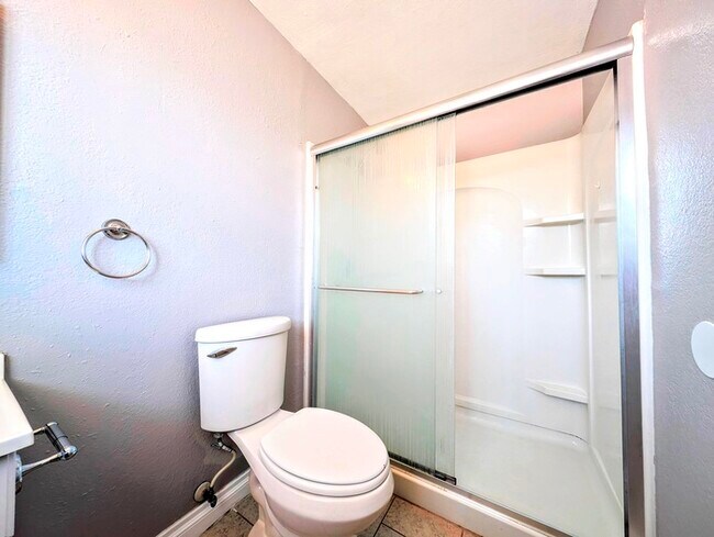 Building Photo - 4 bed with Dual master bedrooms and Solar ...