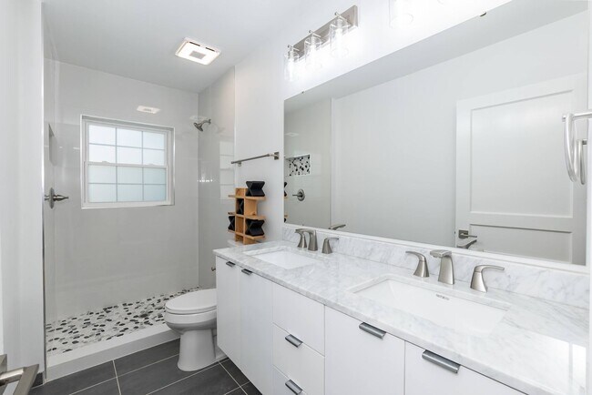 Building Photo - Sheek Updated Home With Pool!