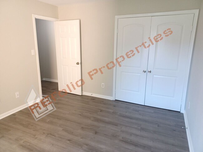 Building Photo - Carpetless 2 BD 1.5 Bath 2 Story Quadplex ...