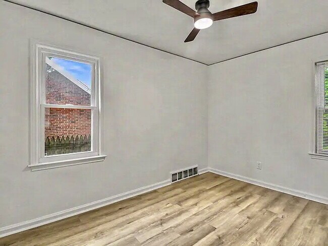 Building Photo - ELEGANT HOME