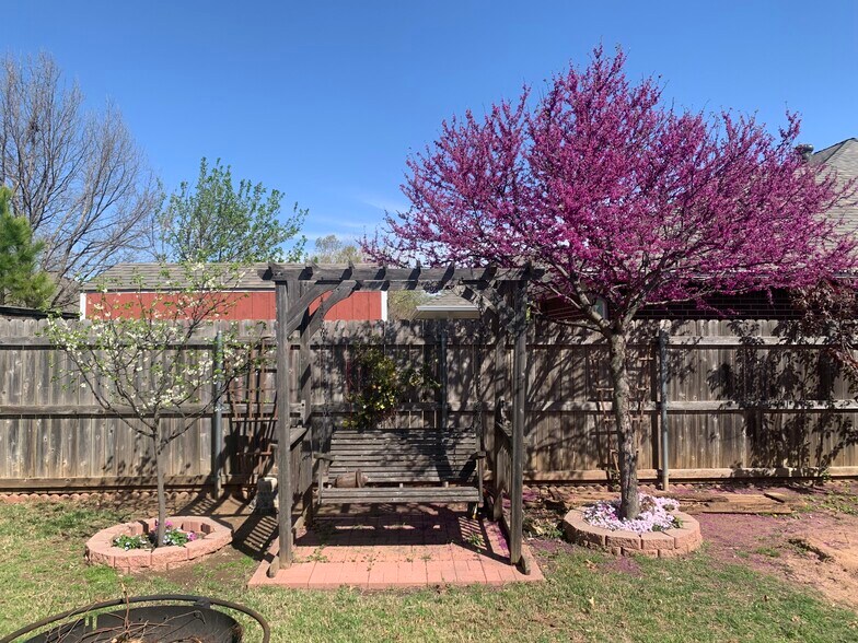 Huge backyard! - 4517 Newport Dr