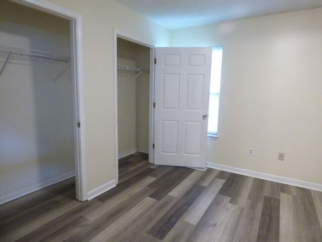 Building Photo - Beautiful Townhouse! All Electric, Washer/...