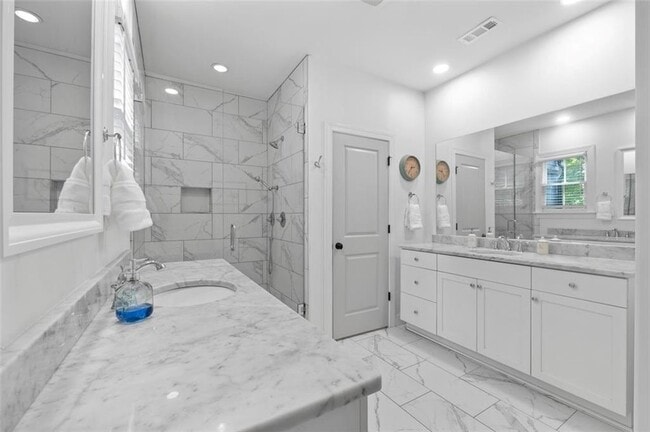 Building Photo - 518 Bismark Rd NE