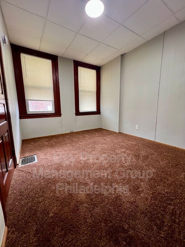 Building Photo - 502 Buttonwood St