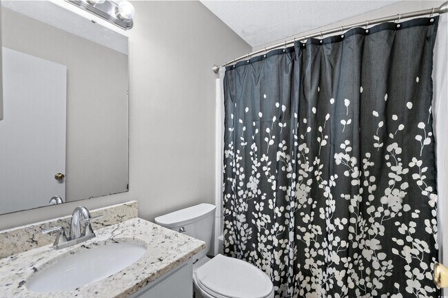 Building Photo - 715 Pine Dr