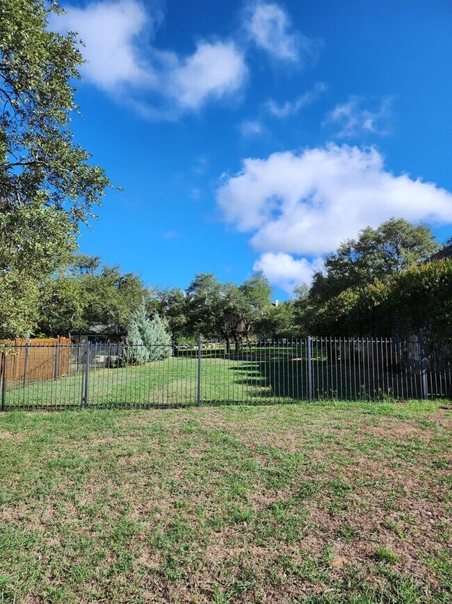 Building Photo - 207 Meadows Ln