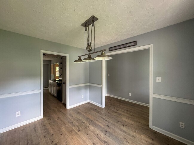 Building Photo - 572 Woodwind Dr