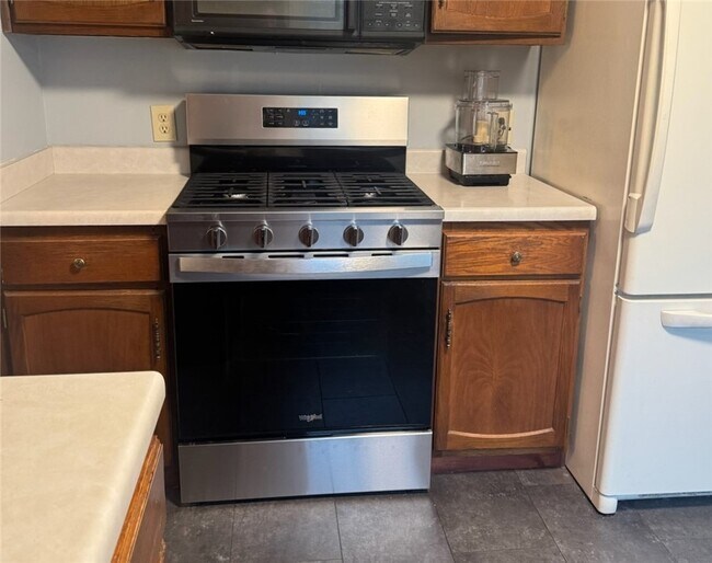 Building Photo - 75 Parkwood Ave