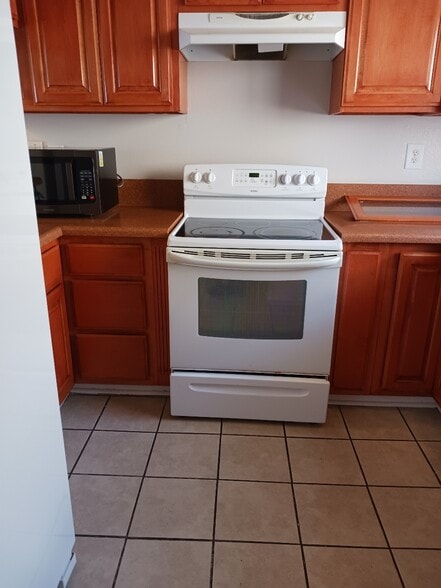 Building Photo - 719 N Eucalyptus Ave