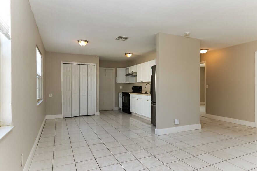 Building Photo - 4610 Pinewood Ave