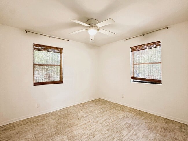 Building Photo - On Island, Close to Historic District & Be...