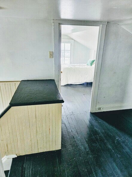 Top floor landing and hallway - 1923 Dana Ave