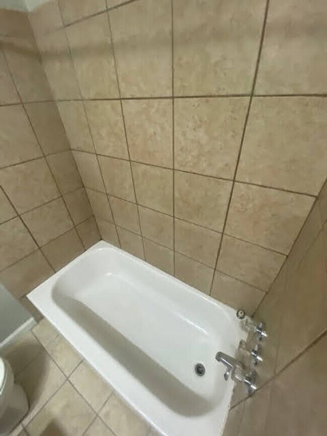 Building Photo - COME TOUR THIS NICE 2 BEDROOM 1 BATH DUPLE...