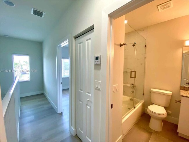 Building Photo - 5860 Hollywood Way