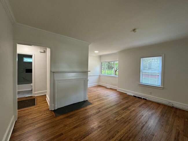 Building Photo - 2bed/1bath w/ detached garage!