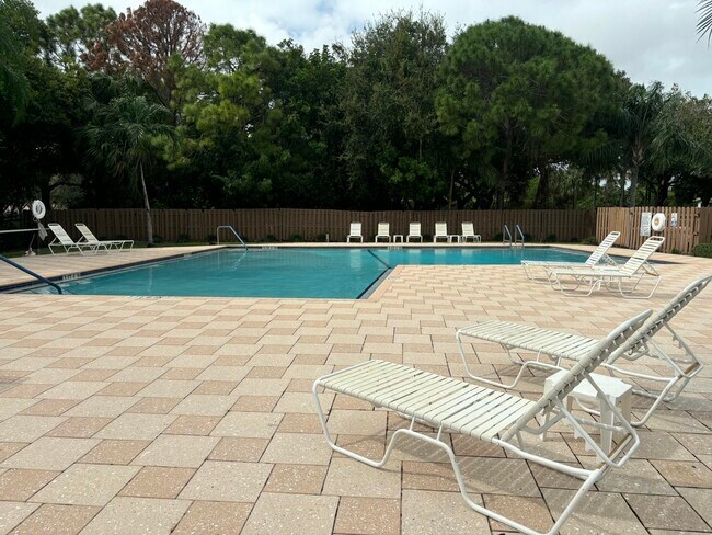 Building Photo - 301 Olivewood Pl