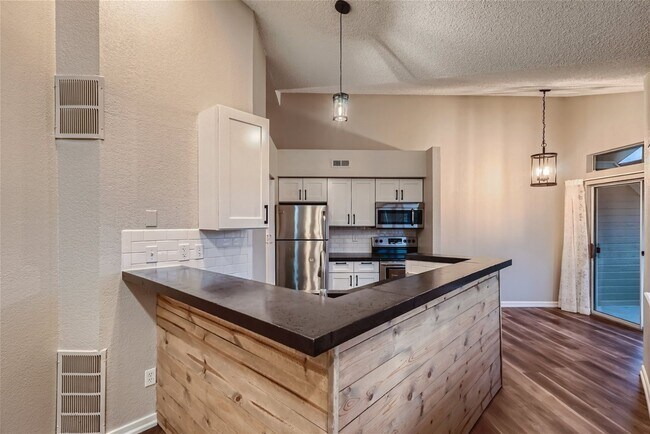 Building Photo - Desirable DTC Condo