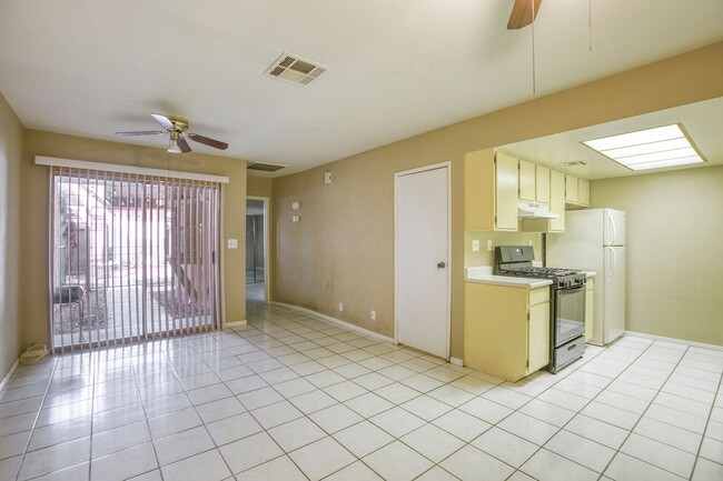 Building Photo - 1 Bed / 1 Bath Comfortable Townhome in Las...