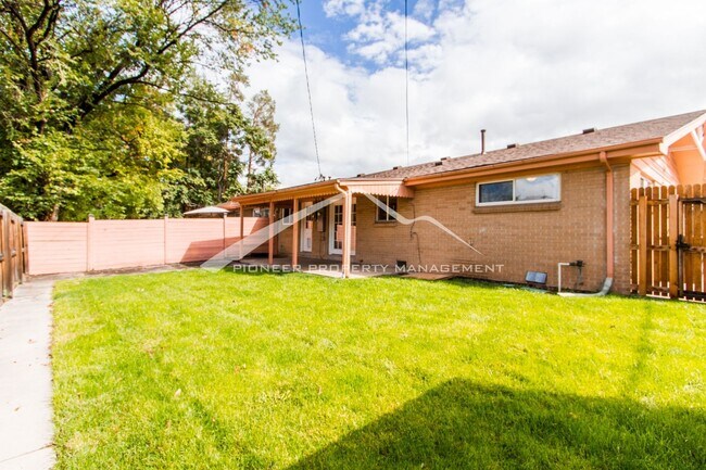 Building Photo - 1/2 Duplex with Central AC and Fenced Yard