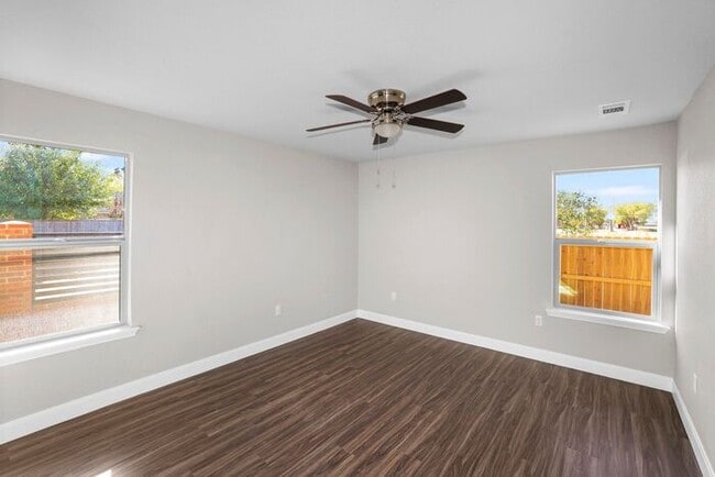 Building Photo - 7628 Woodford Ave