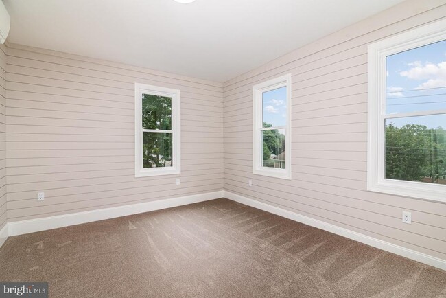Building Photo - 4910 Earl Dr
