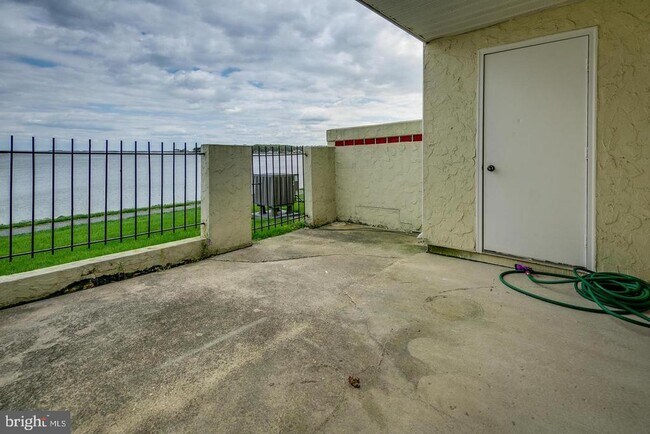 Building Photo - 11 Queen Elizabeth Ct