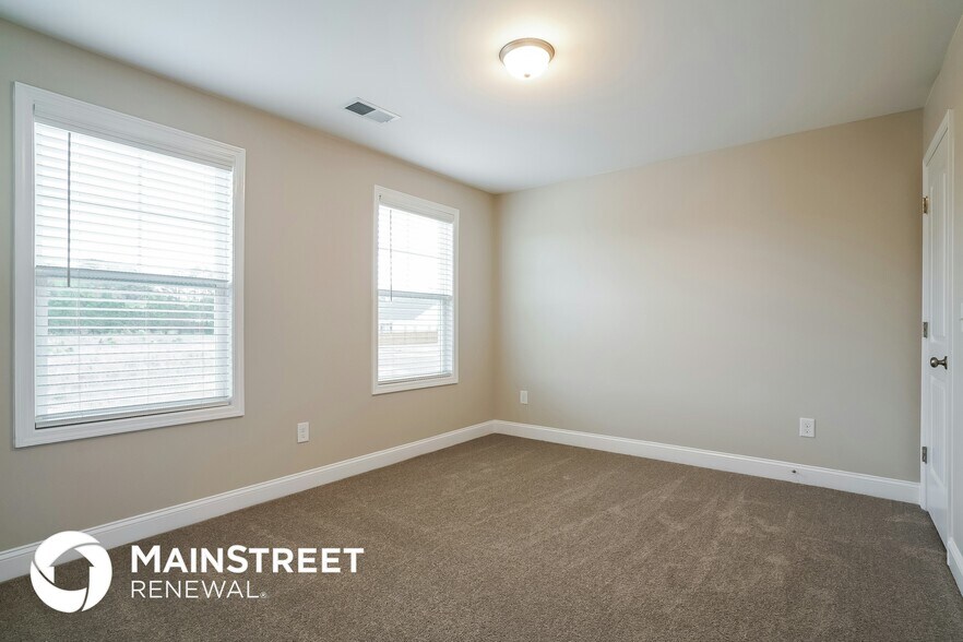 Building Photo - 418 Royal Oak Ln