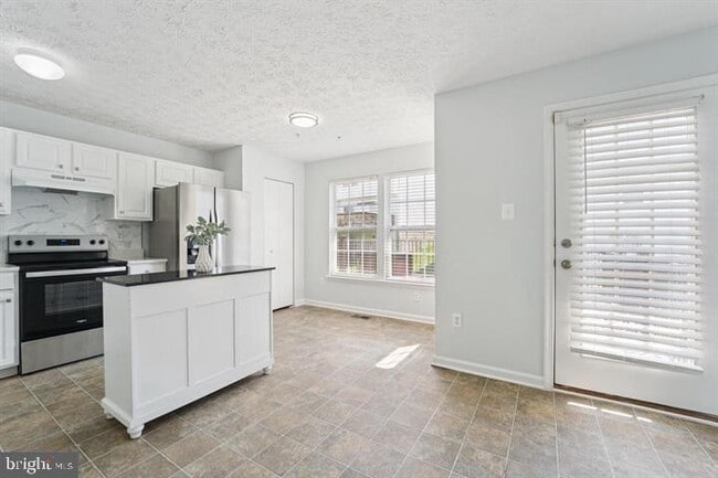 Building Photo - 11 Gemstone Ct