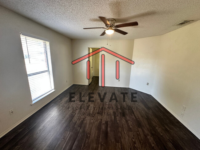 Building Photo - Cozy 2 bed/2bath duplex nestled in Moore E...