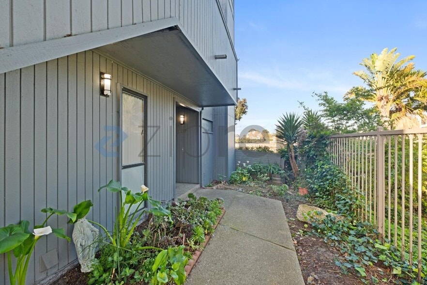 Building Photo - 1387 Crown Dr