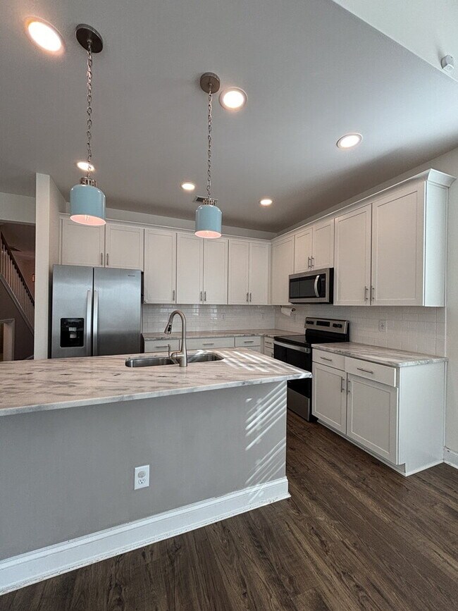 Building Photo - 608 Ravensridge Ln