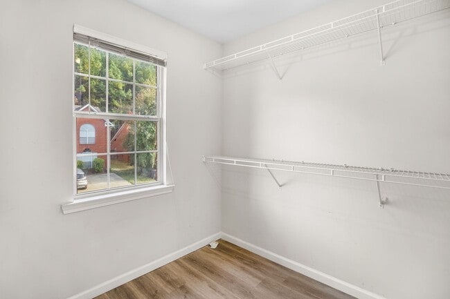 Building Photo - 4 Bedroom 2 Bath Townhouse in Pelham