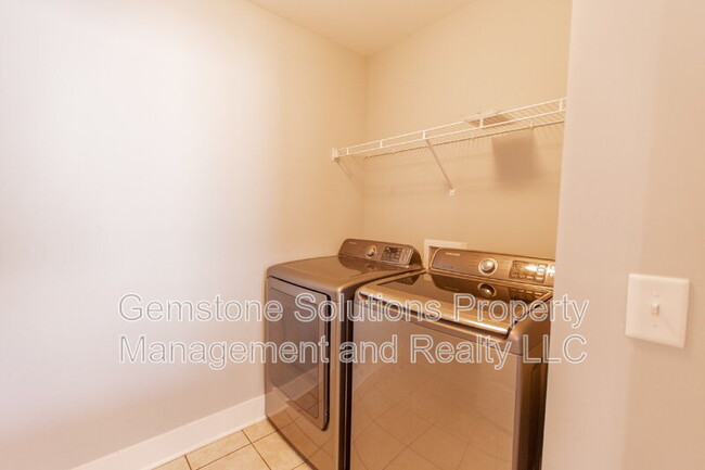 Building Photo - 1041 Honey Bush Cir
