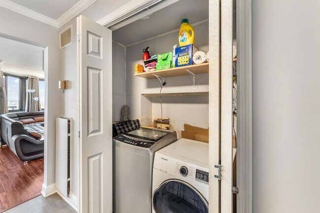 Building Photo - 2110 Harmon Cove Tower