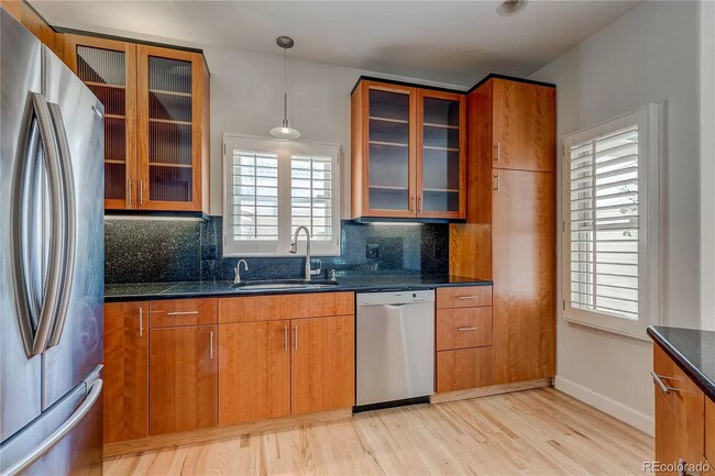 Building Photo - 552 Steele St