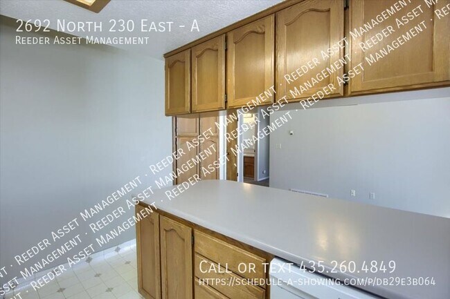 Building Photo - Large 2 Bed/1 Bath Upstairs Apartment In N...