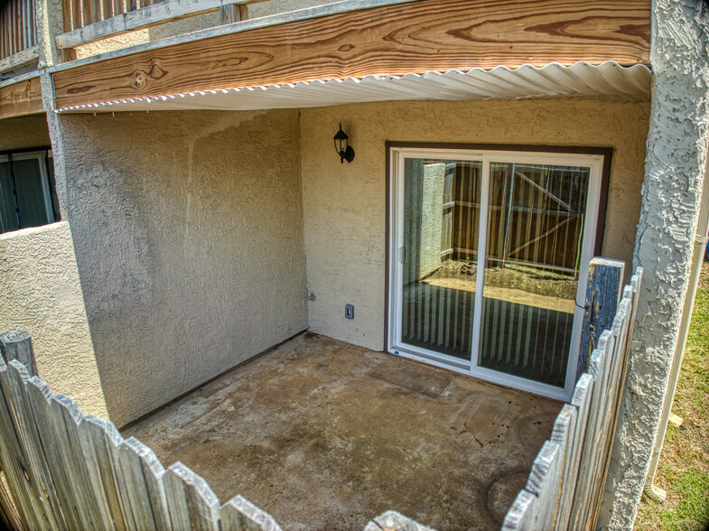 Building Photo - 711 Harbour Town Dr