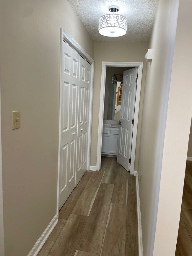 Building Photo - 10 Creekstone Ct