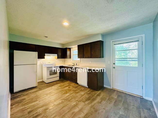 Building Photo - Raised Ranch Style Home in KCK w/ a Finish...