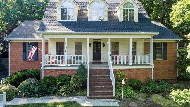 Building Photo - Five Bedroom Home