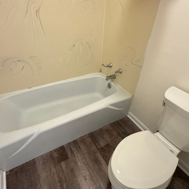 Building Photo - 2239-2239 N Thompson Rd