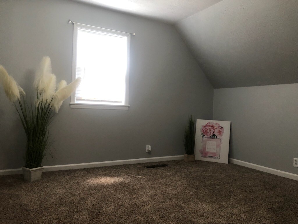 Second bedroom with big closet - 210 Golden Pond Ave