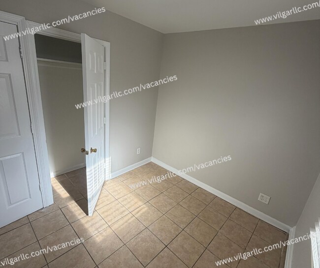 Building Photo - FOR RENT — SPACIOUS 3 BED / 1 BATH HOME