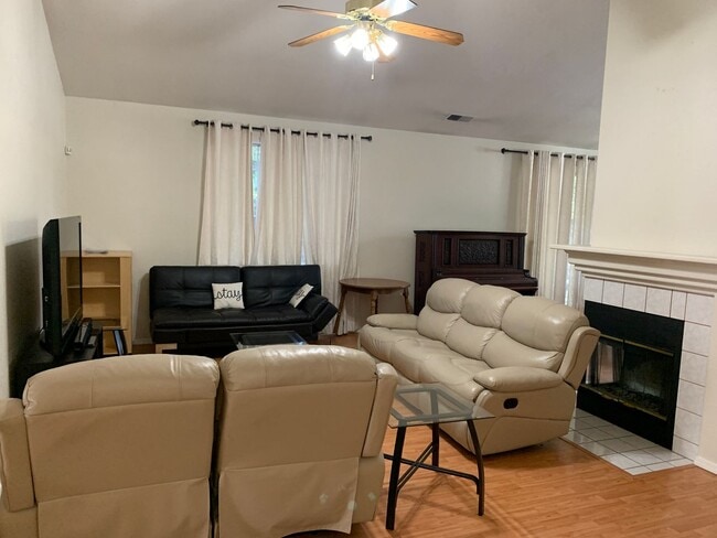 Building Photo - Perfect Location! Steps to schools, Upper Park and Wildwood Park. 3 Bedroom 2 Bath PARTIALLY FURN...