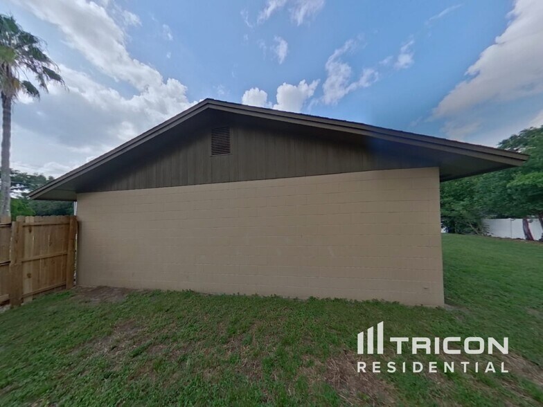 Building Photo - 1203 Seffner Valrico Rd