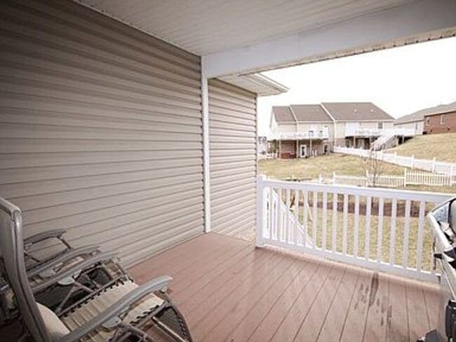 Building Photo - Spacious home with 5 bedrooms and 3 full b...