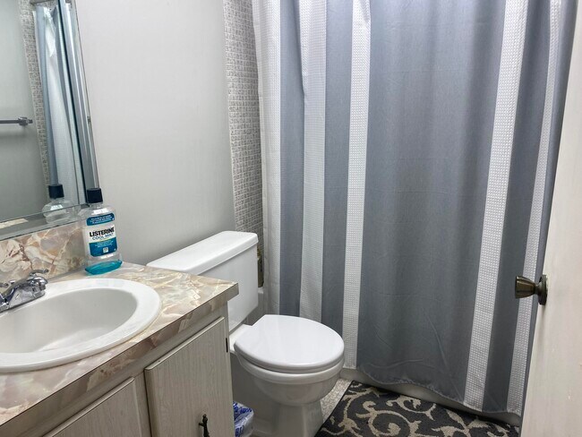 Building Photo - 542 Normandy Ln