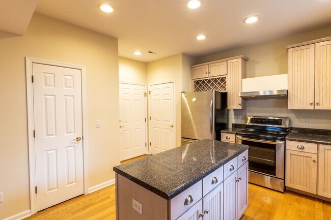 Building Photo - Single Family Home Minutes to DTWN/UVA Area