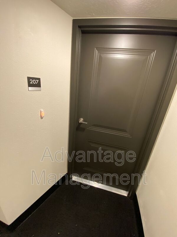 Building Photo - 2244 N Canyon Rd